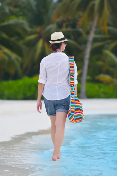 Schöne Mädchen am Strand — Stockfoto