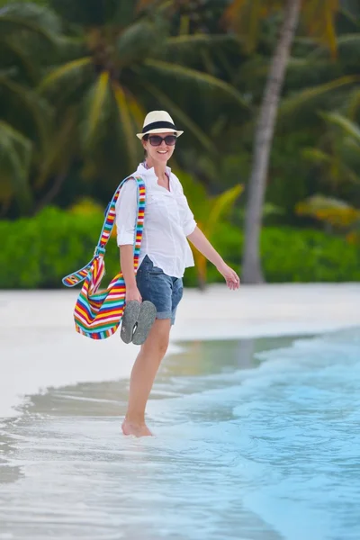 Belle fille marchant à la plage — Photo