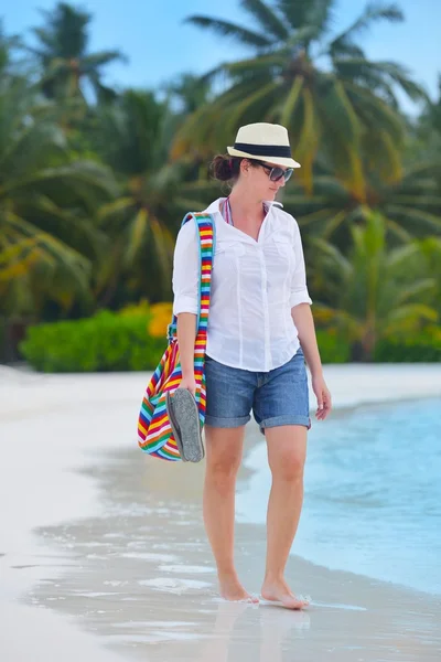 Hermosa chica caminando en la playa —  Fotos de Stock