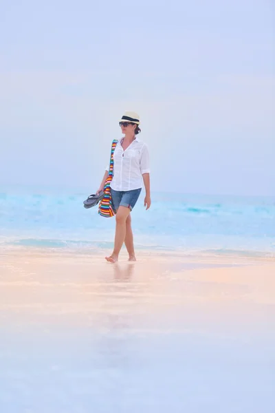 Menina bonita andando na praia — Fotografia de Stock