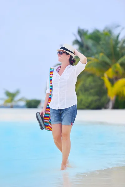 Hermosa chica en la playa —  Fotos de Stock