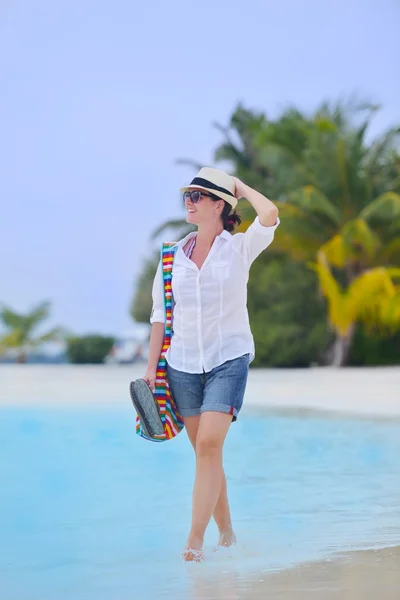 Vacker flicka på stranden — Stockfoto