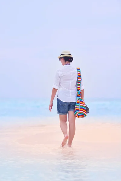 Vacker flicka promenader på stranden — Stockfoto