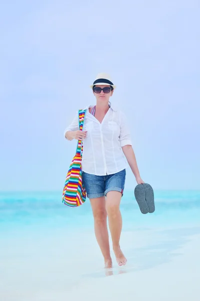 Hermosa chica caminando en la playa —  Fotos de Stock