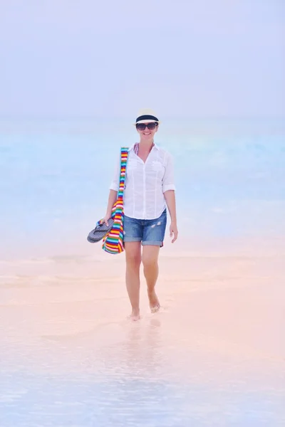 Gyönyörű lány gyaloglás strandon — Stock Fotó