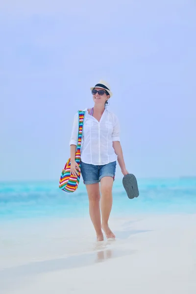 Vacker flicka promenader på stranden — Stockfoto