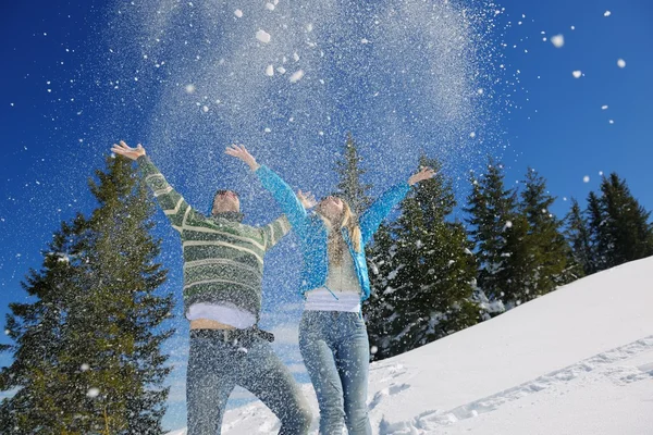 Junges Paar im Winterurlaub — Stockfoto