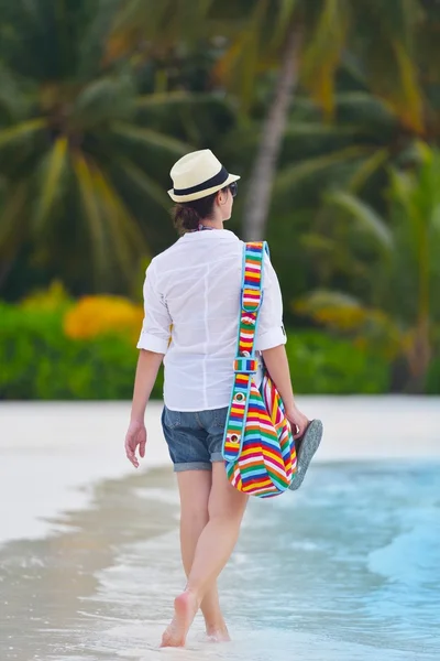 Beautiful girl walking at beach — Stock Photo, Image