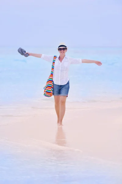 Девочка, гуляющая на пляже — стоковое фото