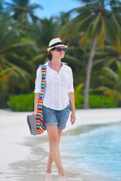 Belle fille marchant à la plage — Photo