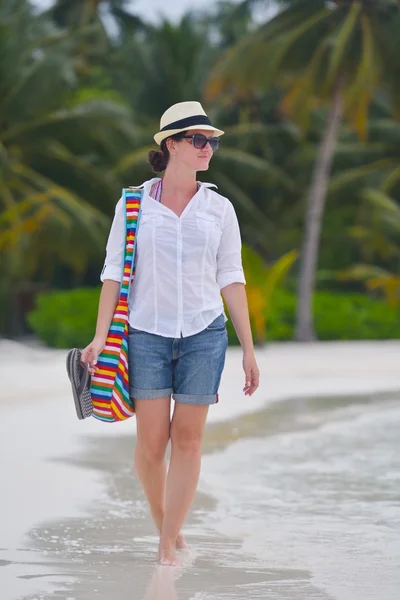 Vacker flicka promenader på stranden — Stockfoto