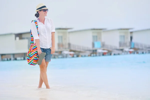 Schöne Mädchen zu Fuß am Strand — Stockfoto