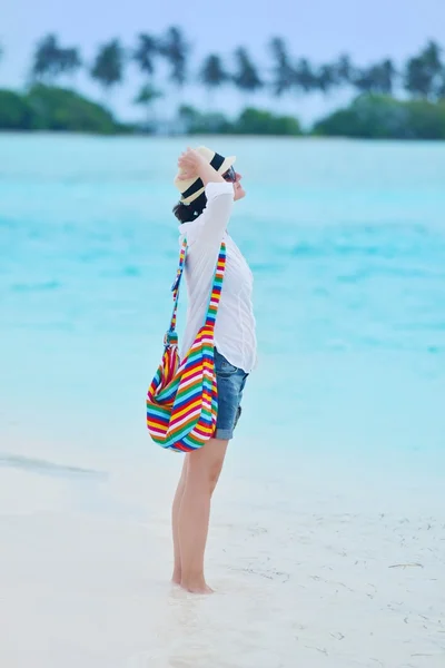 Menina bonita andando na praia — Fotografia de Stock