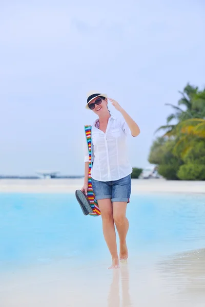 Belle fille marchant à la plage — Photo