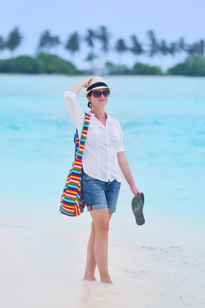 Bella ragazza a piedi in spiaggia — Foto Stock