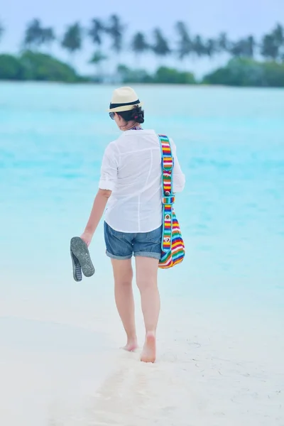 Hermosa chica caminando en la playa —  Fotos de Stock