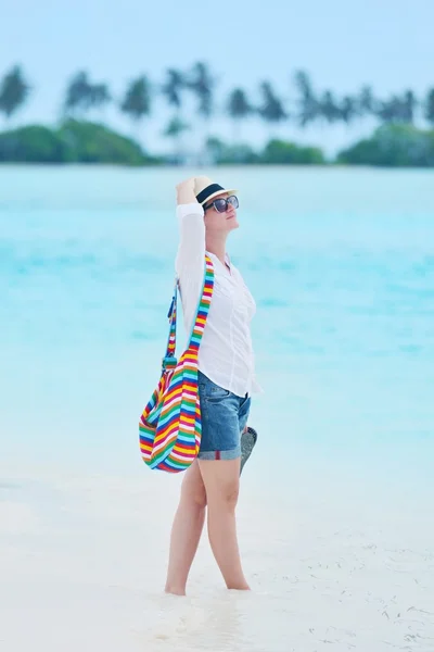 Hermosa chica caminando en la playa —  Fotos de Stock