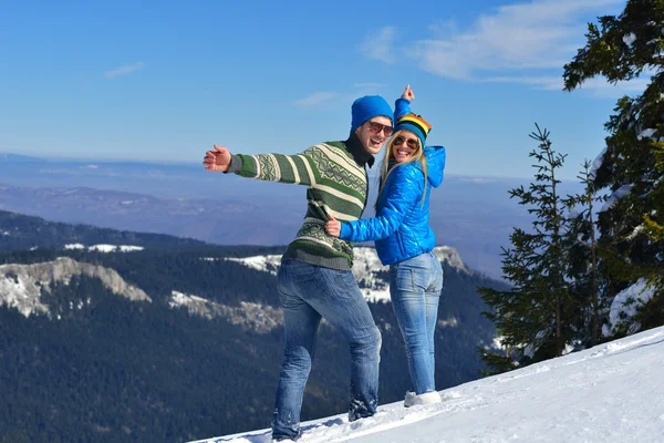 Junges Paar im Winterurlaub — Stockfoto