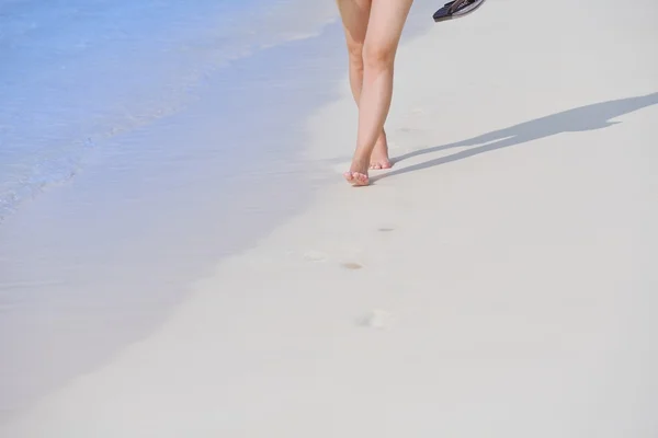 Belle fille à la plage — Photo