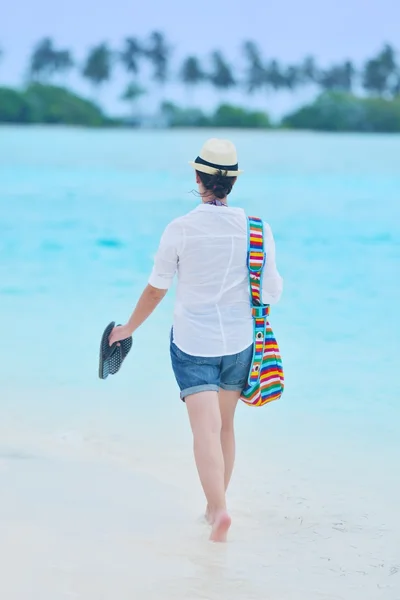 Mooi meisje op het strand — Stockfoto