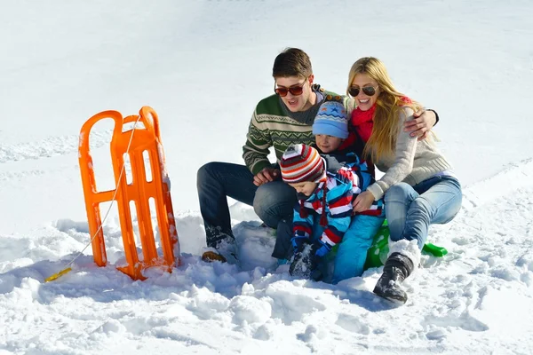 Familia divirtiéndose en nieve fresca en las vacaciones de invierno —  Fotos de Stock