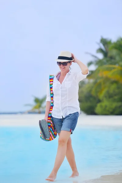 Hermosa chica caminando en la playa —  Fotos de Stock