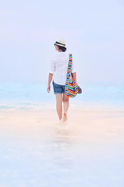 Gadis cantik di pantai — Stok Foto