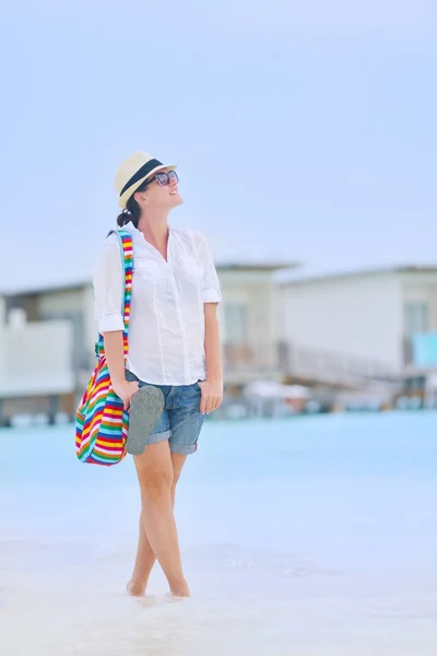 Beautiful girl walking at beach — Stock Photo, Image