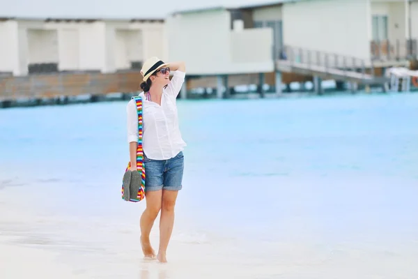 Vacker flicka promenader på stranden — Stockfoto