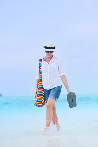 Bella ragazza a piedi in spiaggia — Foto Stock