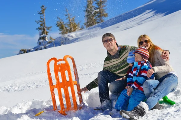 Familie plezier op verse sneeuw in de wintervakantie — Stockfoto