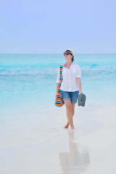 Hermosa chica caminando en la playa —  Fotos de Stock