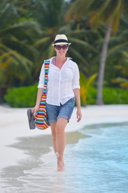 güzel kız Sahilde yürüyüş