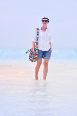 güzel kız Sahilde yürüyüş