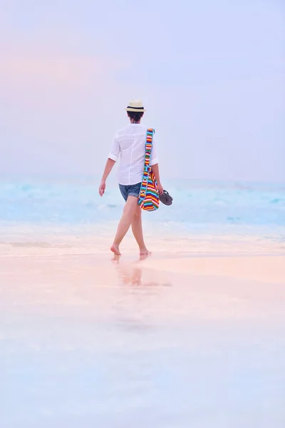 Vacker flicka på stranden — Stockfoto