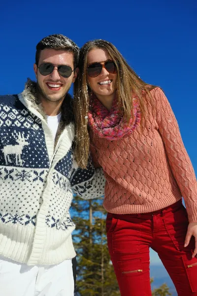 Couple en hiver scène de neige — Photo