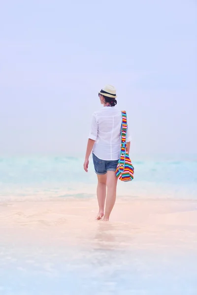 Vacker flicka promenader på stranden — Stockfoto