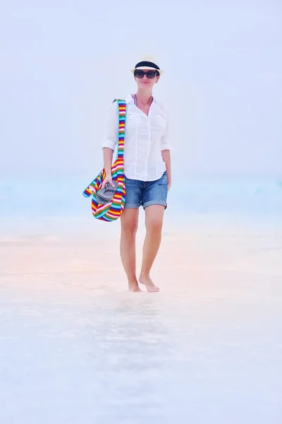 Gyönyörű lány gyaloglás strandon — Stock Fotó