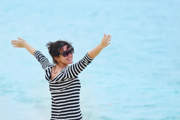 Beautiful girl walking at beach — Stock Photo, Image