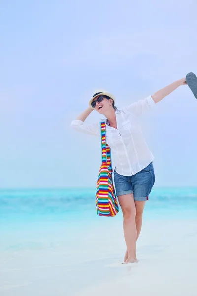 Belle fille marchant à la plage — Photo