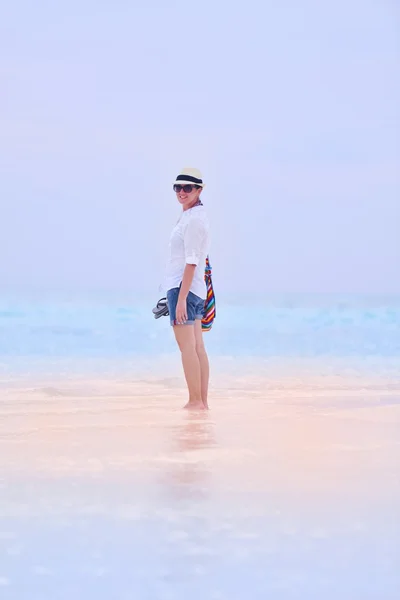 Vacker flicka promenader på stranden — Stockfoto