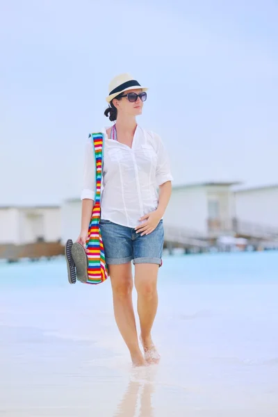 Hermosa chica caminando en la playa —  Fotos de Stock