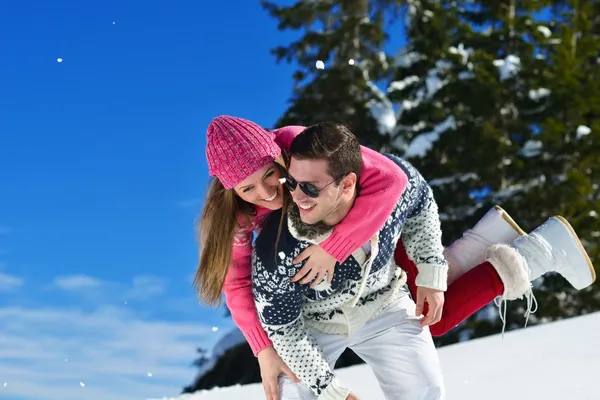 Paar in winterlicher Schneeszene — Stockfoto