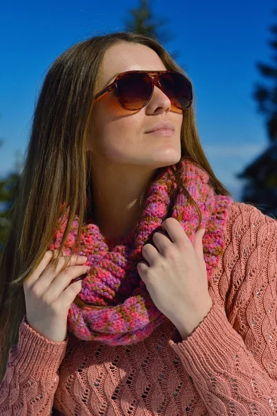 Vrouw aan het winter — Stockfoto