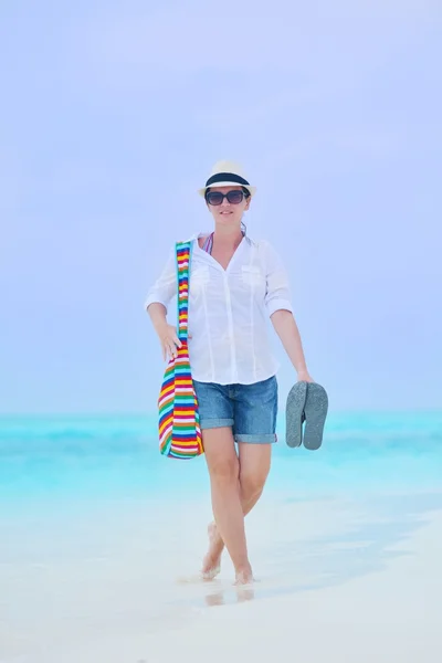 Beautiful girl walking at beach — Stock Photo, Image