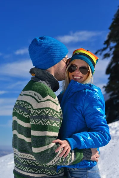 Νεαρό ζευγάρι για χειμερινές διακοπές — Φωτογραφία Αρχείου