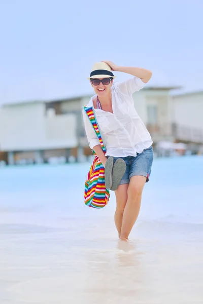 Vacker flicka promenader på stranden — Stockfoto