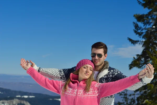 Casal no inverno neve cena — Fotografia de Stock