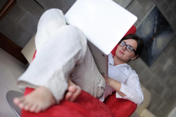 Young woman using tablet computer at home — Stock Photo, Image