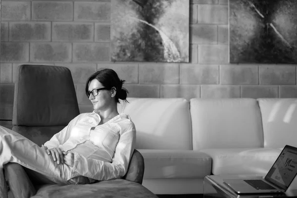 Young woman using tablet computer at home — Stock Photo, Image